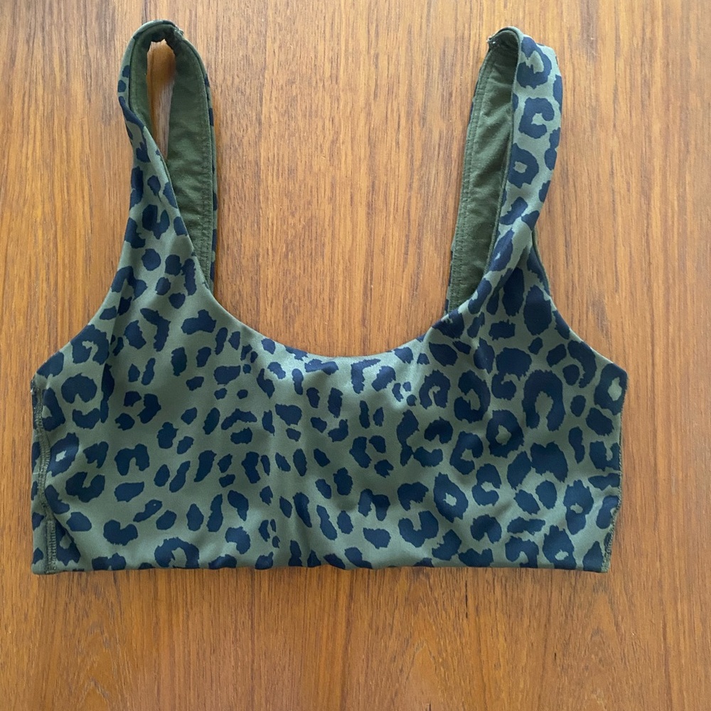 GapFit Scoop Neck Sport Bra (Green Cheetah)
